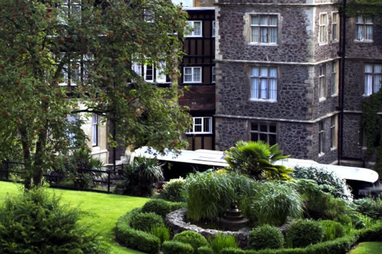 莫尔文阿贝学院(Abbey College in Malvern)